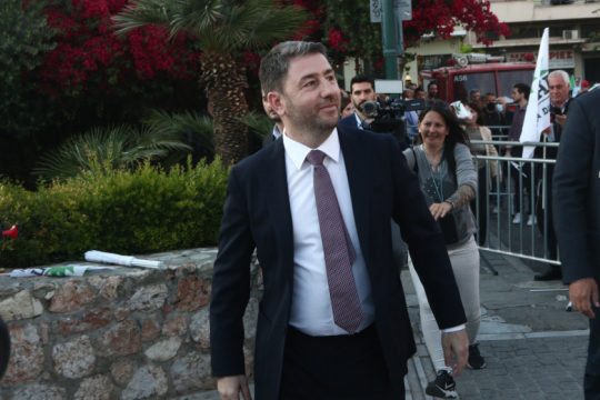 Βέλη δεξιά κι αριστερά από Ανδρουλάκη – Τι απαντά για το ενδεχόμενο φυλακής σε Μητσοτάκη