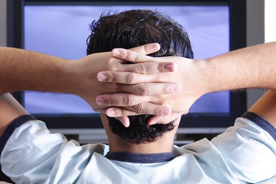 Ακούνητοι στην κινούμενη άμμο του σαλονιού μας