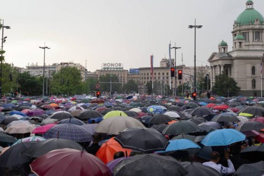 Δεκάδες χιλιάδες διαδήλωσαν στο Βελιγράδι για τους μαζικούς πυροβολισμούς και την κυβερνητική πολιτική