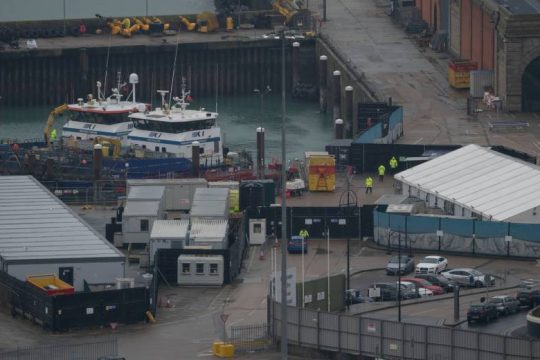 Ρεκόρ μετανάστευσης στη Βρετανία εξαιτίας της οικονομίας και του πολέμου