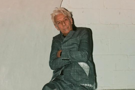 Ο «άγνωστος» John Cale: 21 λεπτομέρειες για τη ζωή και την καλλιτεχνική του πορεία