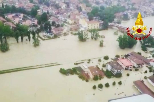 Στις στέγες για να γλιτώσουν απ’ τις σφοδρές πλημμύρες σε περιοχές της Ιταλίας