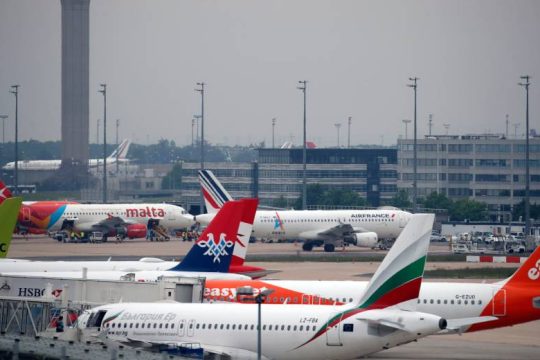 Η Γαλλία απαγορεύει τις πτήσεις μικρών αποστάσεων για να μειώσει τις εκπομπές άνθρακα