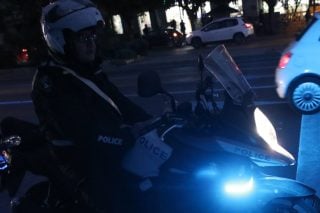 Παιανία: Εννέα συλλήψεις για επίθεση με ρόπαλο και κλοπή παπουτσιών