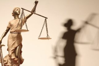 Προαγωγές δικαστών με χρώμα;