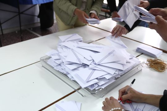 Διπλάσια διαφορά υπέρ Ν.Δ. και πεντακομματική Βουλή δίνουν τα αποτελέσματα