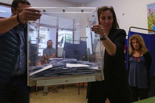 Χάνουν τη μάχη των σταυρών