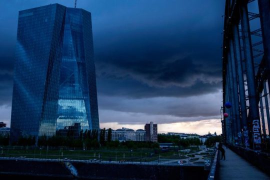 Επιβράδυνση του ρυθμού αύξησης επιτοκίων εξετάζει η ΕΚΤ