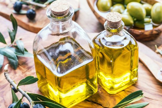 Πώς πήγε φέτος η παραγωγή ελαιόλαδου, πού φτάνει η τιμή στα ράφια