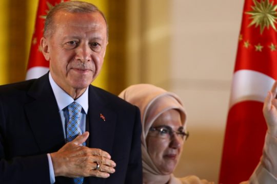 Αρχισε αμέσως τα «παζάρια»!