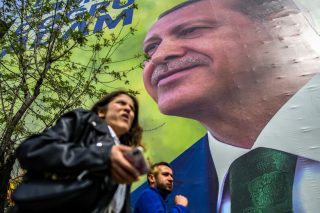 Ο Ερντογάν… μοιράζει λεφτά