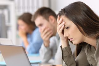 Απολύεται όποιος αντιδρά στην παρενόχληση από τον εργοδότη