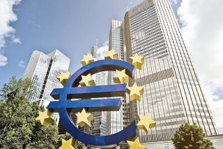 Ανησυχία ΕΚΤ για σκιώδεις και συστημικές τράπεζες