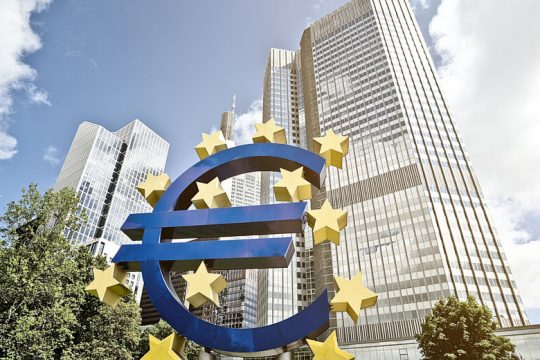 Ανησυχία ΕΚΤ για σκιώδεις και συστημικές τράπεζες