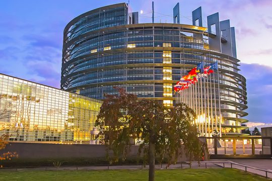 UBS: Εξασθενούν οι ούριοι άνεμοι μείωσης του χρέους