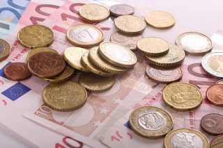 Αυξήθηκαν οι αποταμιεύσεις επιχειρήσεων και νοικοκυριών