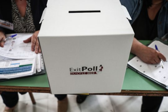 Ο ένας στους δυόμισι δεν απαντά στο exit poll
