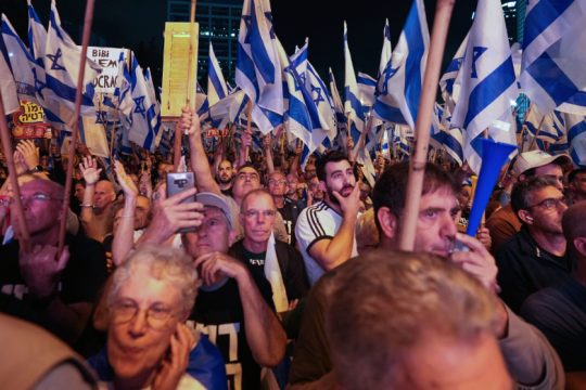 Επέστρεψαν στους δρόμους οι Ισραηλινοί για τη μεταρρύθμιση Νετανιάχου