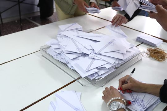 Συνέλαβαν ηλικιωμένη που έριξε δύο φακέλους στην κάλπη