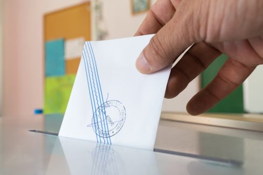 Μπροστά στην κάλπη με νου και λογισμό