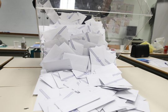 Αυτιά βουλωμένα, μάτια καλυμμένα