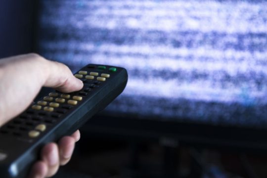 Η κυβέρνηση αγαπάει τους καναλάρχες και το αποδεικνύει, πρόκειται για αγάπη διαρκείας