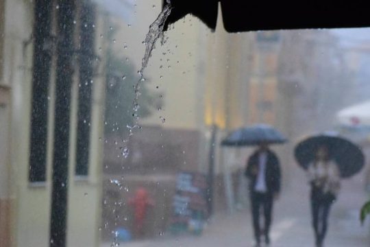 Επιμένουν οι βροχές και οι καταιγίδες