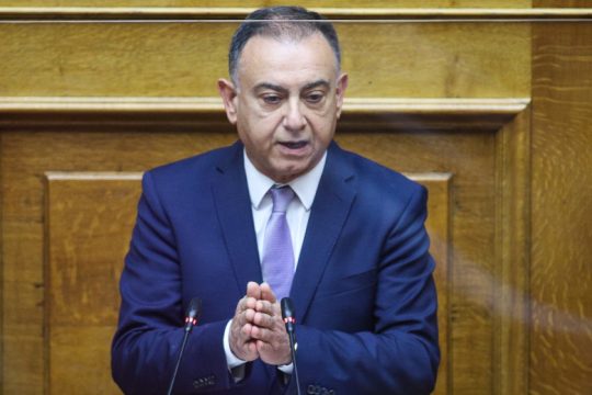 «Γαλάζιος» βουλευτής πανηγυρίζει για την αύξηση των τιμών στο γάλα [βίντεο]