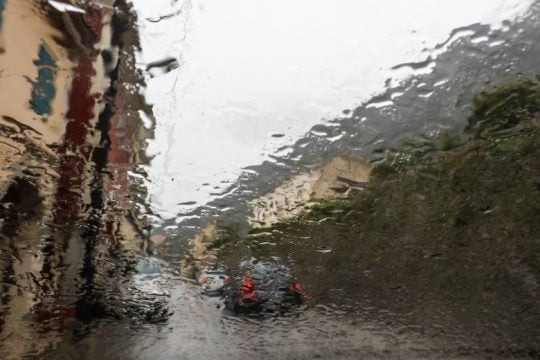 Επιδείνωση καιρού έως την Πέμπτη με καταιγίδες, χαλάζι και ισχυρούς ανέμους
