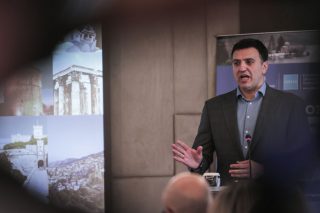 Θέλει εργαζόμενους κλακαδόρους