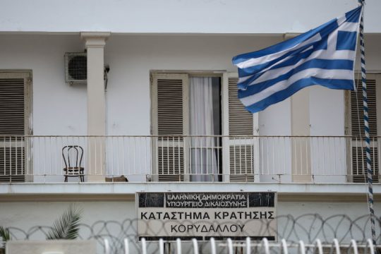 Δικαστική φαρσοκωμωδία στις πλάτες των «τεσσάρων του Πειραιά»