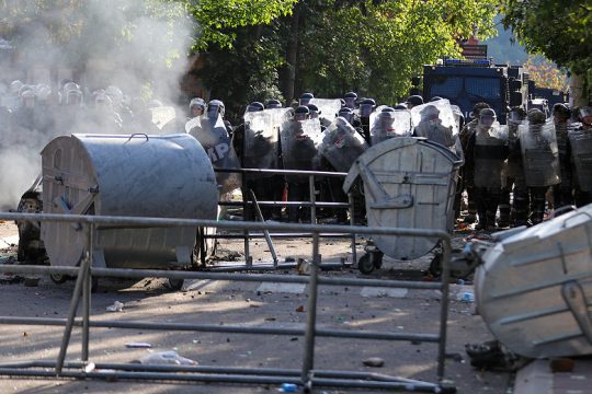 Δεκάδες τραυματίες από συγκρούσεις δυνάμεων του ΝΑΤΟ με Σέρβους διαδηλωτές στο Κόσοβο