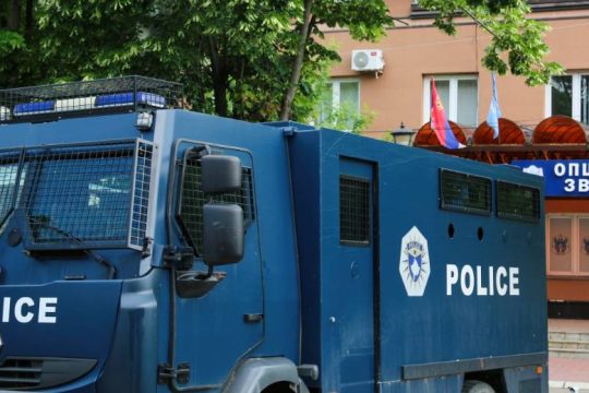 Συνθήκες έντασης μεταξύ Πρίστινας-Βελιγραδίου και αντιδράσεις για τη βία στο Κόσοβο