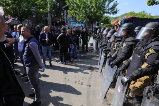Αμείωτη η ένταση στο Κόσοβο – Εκκλήσεις από ΗΠΑ και ΕΕ για αποκλιμάκωση