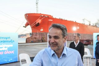 Δίνει τα ρέστα του σε προεκλογικά «δώρα»