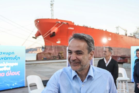 Δίνει τα ρέστα του σε προεκλογικά «δώρα»