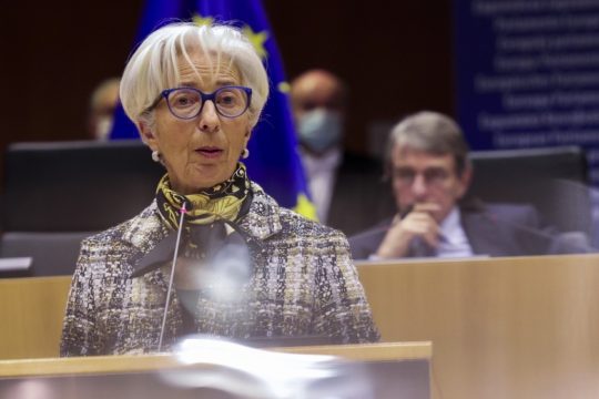 Ανοιχτό το ενδεχόμενο νέας αύξησης επιτοκίων από Λαγκάρντ, επιμένει ο πληθωρισμός στα τρόφιμα