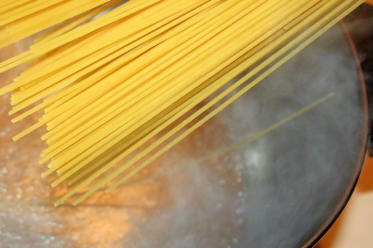 Μόνο τα βασικά αγοράζουν οι 7 στους 10 καταναλωτές