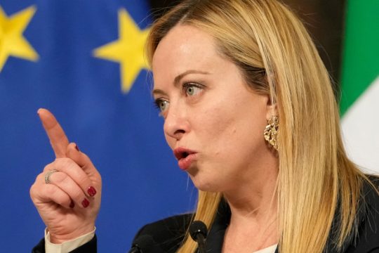 Μέτωπο Μελόνι με τη Γαλλία και ισπανική επίθεση στην Ιταλίδα πρωθυπουργό