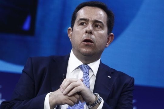 Ο Μηταράκης έκανε αγιασμό με κάθε επισημότητα σε… μουσαμάδες
