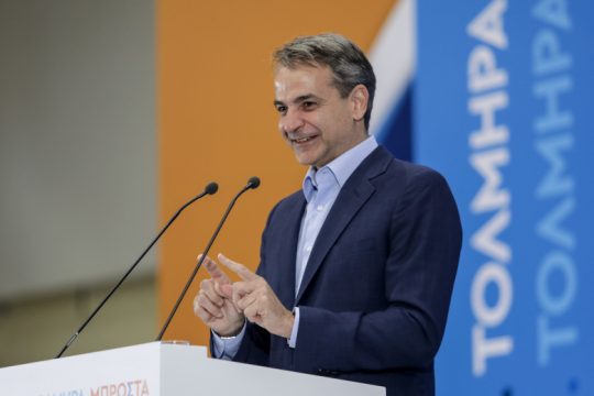 Αναζητούν ακροδεξιά δεκανίκια με αποστασίες και μυστικές επαφές