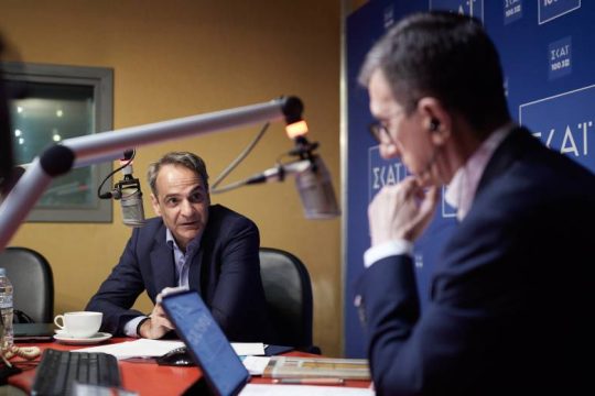 Στο κατώφλι της φτώχειας και των… κυβερνητικών πανηγυρισμών