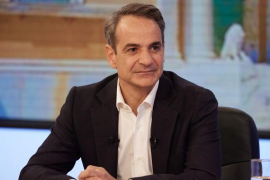 Δέχεται ντιμπέιτ με Τσίπρα σε δεύτερες κάλπες, αρνείται τα περί αποστασιών