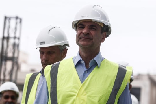 Ο Μητσοτάκης κάνει βόλτα… και πλάκα στους Θεσσαλονικείς