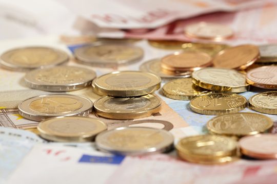 Μειώθηκε ο δανεισμός, αυξήθηκαν οι καταθέσεις τον Απρίλιο