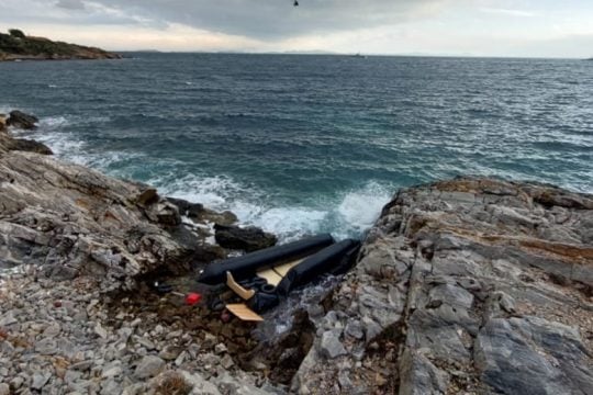 ΓΧΣ: Σφοδρά πυρά για επαναπροωθήσεις, αυθαίρετες κρατήσεις και βία κατά μεταναστών