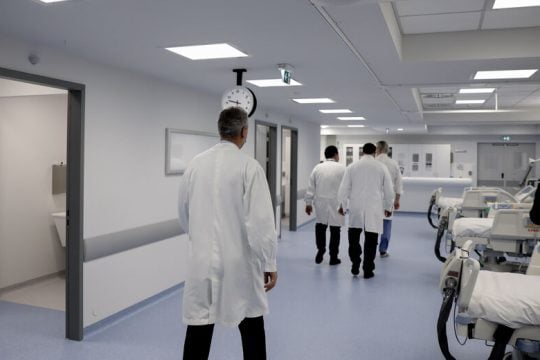 Με «μεταγραφές» από το στρατό επιχειρούν να καλύψουν τα τραγικά κενά του ΕΣΥ