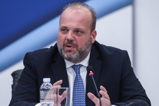 Καταγγελία για διοικητή του ΟΑΕΔ: Πήγε σε προεκλογική εκδήλωση της Ν.Δ. με χρήματα για ανέργους
