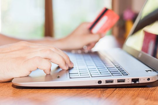 Σαρωτικά τα νούμερα των Ελλήνων που ψωνίζουν από online πλατφόρμες