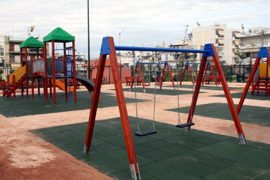 Σακούλα με πέντε μολότοφ σε… παιδική χαρά της Πάτρας